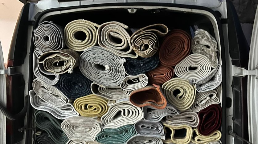 Bolu Safir Halı Yıkama adresten alım ve teslimat aracında taşınan halılar