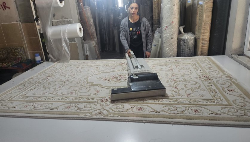Bolu Safir Halı Yıkama profesyonel ekibi halı yıkama tesisinde çalışırken