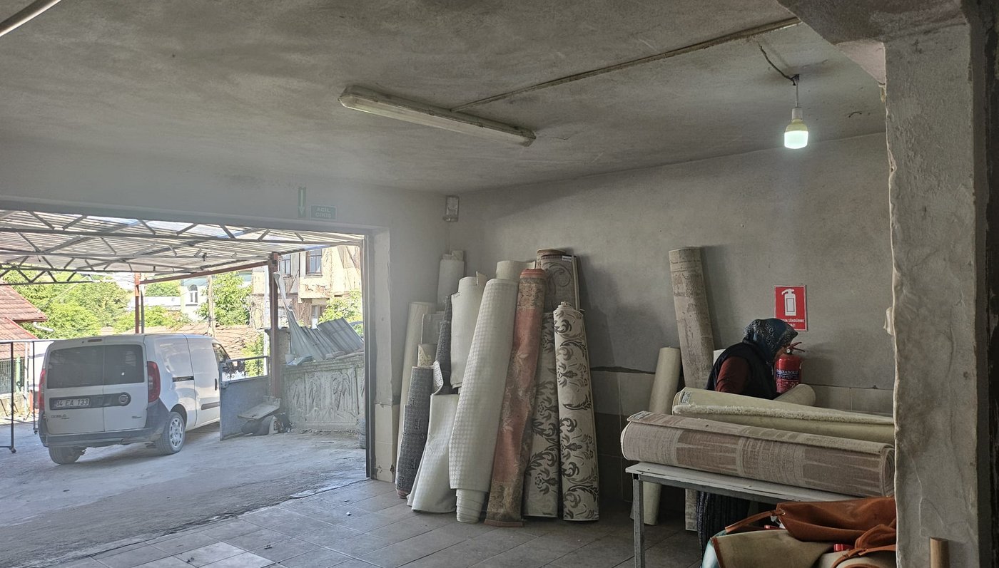 Bolu'da profesyonel halı yıkama hizmeti veren Bolu Safir Halı Yıkama aracı ve kurutma tesisi