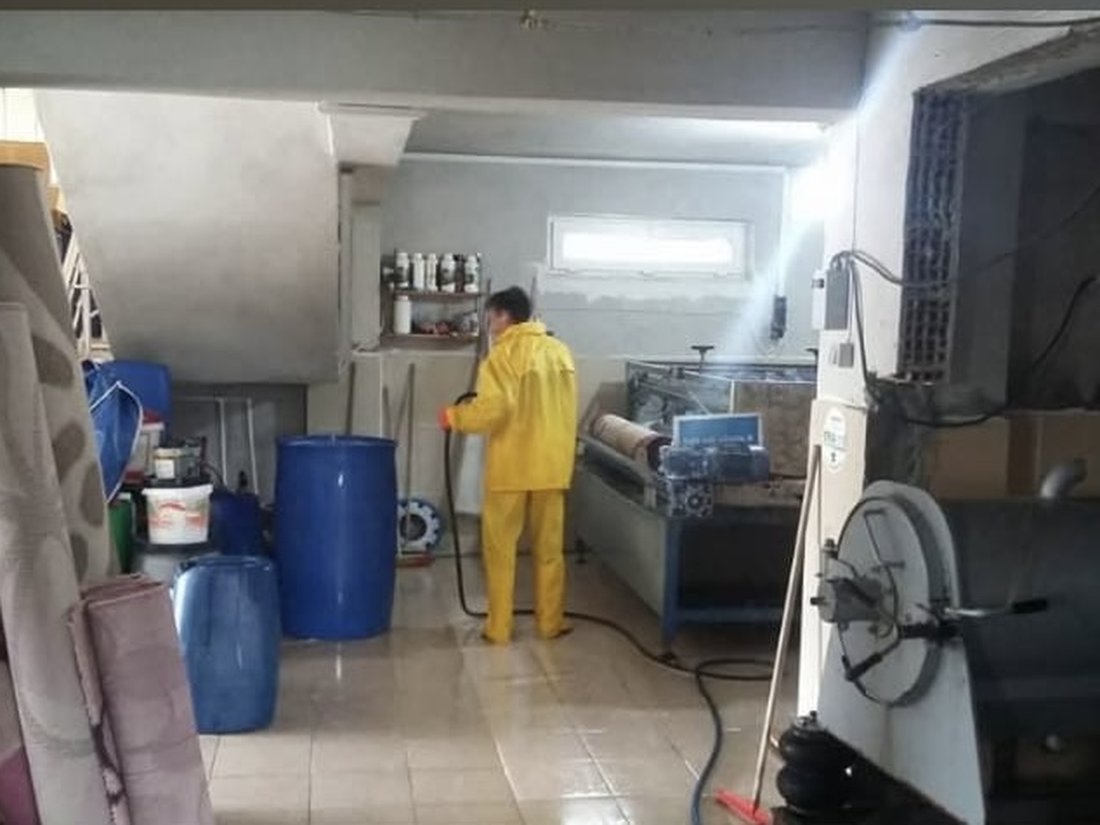 Bolu Safir Halı Yıkama ekibi yıkama sonrası kalite kontrol ve son temizlik işlemi yaparken.