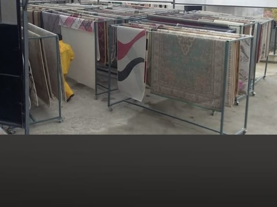 Bolu Safir Halı Yıkama tesisinde kurutma raflarında bekleyen yıkanmış tekstil ürünleri.