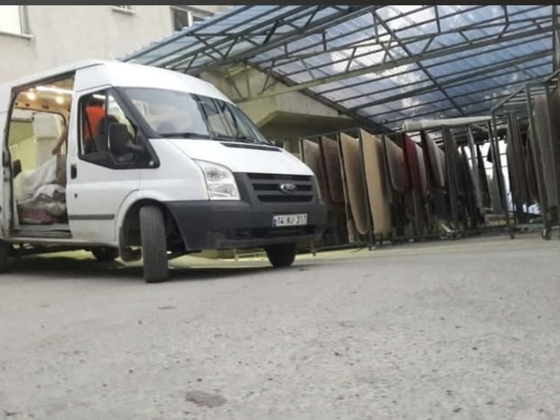 Bolu Safir Halı Yıkama ekibi ve adresten alım-teslimat aracı tesis girişinde.